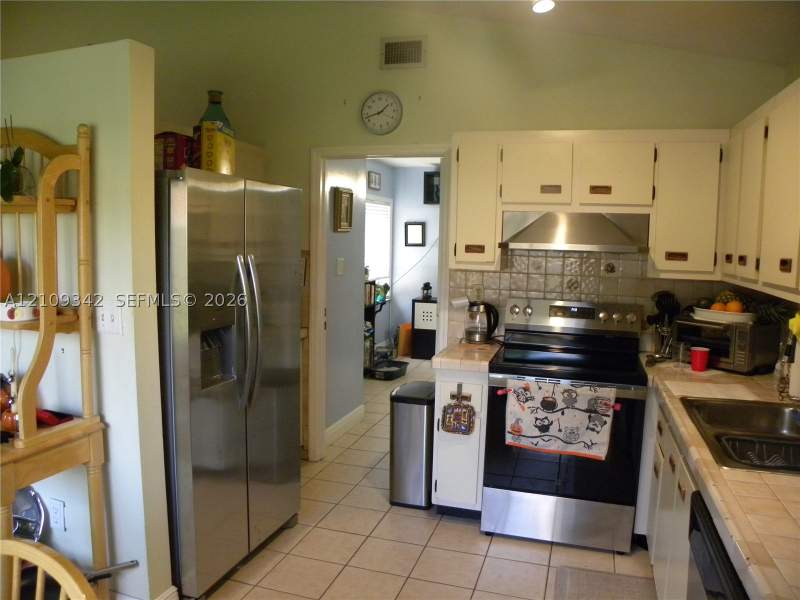 4 bedroom SingleFamilyResidence at 15385 SW 57th Ter, Westwind Lakes Sec 4, Miami — photo 4
