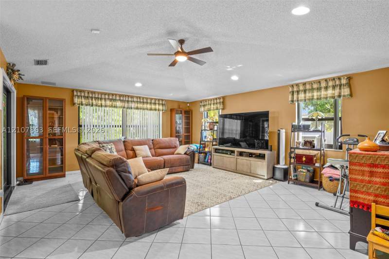 4 bedroom SingleFamilyResidence at 15695 SW 153rd Ave, Cassandra Estates, Miami — photo 3