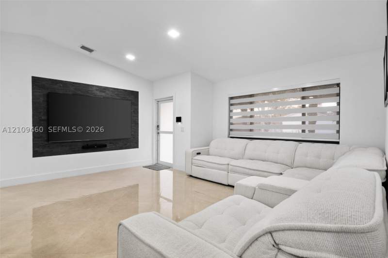4 bedroom SingleFamilyResidence at 15245 SW 99th Ct, Peacock Place Sub, Miami — photo 5