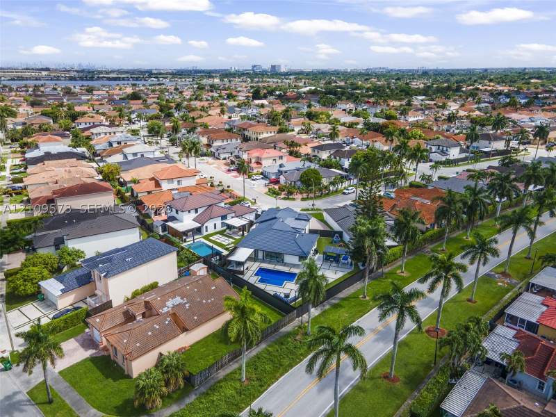 7 bedroom SingleFamilyResidence at 990 NW 131st Ave, Shoma Homes At Tamiami IV, Miami — photo 4