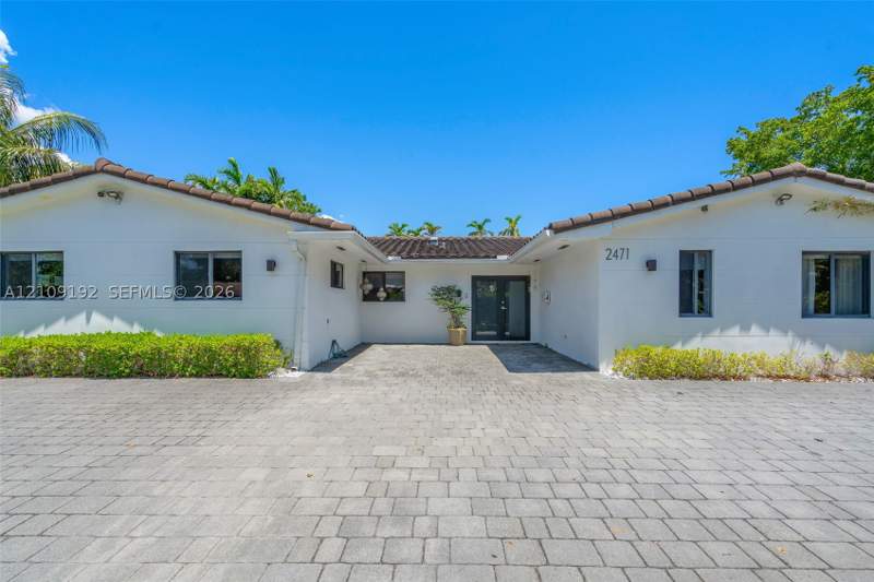 5 bedroom SingleFamilyResidence at 2471 NE 201st St, County Squire Estates Sec, Miami — photo 2