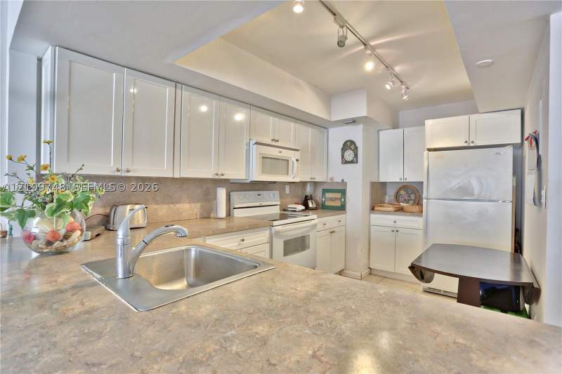 1 bedroom Condominium at 555 NE 15th St 10G, Venetia Condo, Miami — photo 2