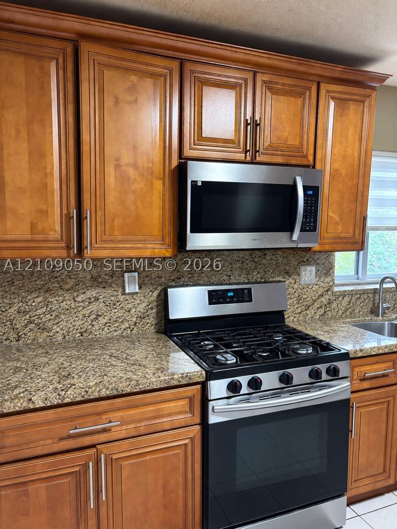 4 bedroom SingleFamilyResidence at 12054 SW 117th Ter, Devon-Aire Estates Sec 5, Miami — photo 3