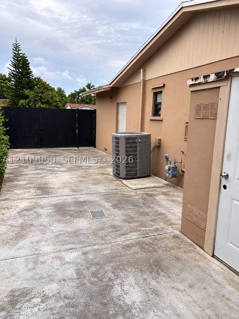 4 bedroom SingleFamilyResidence at 12054 SW 117th Ter, Devon-Aire Estates Sec 5, Miami — photo 4