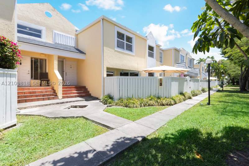 2 bedroom Townhouse at 6870 SW 45th Ln 8, Gables Point III Condo, Miami — photo 3