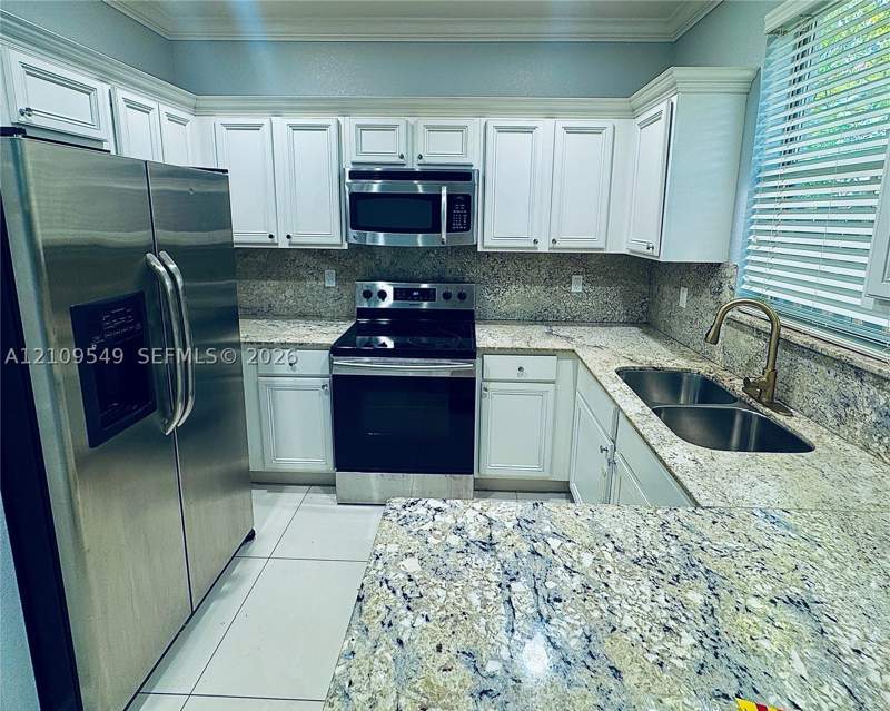 4 bedroom Townhouse at 1035 NE 207th Ter, Ives Dairy Townhomes, Miami — photo 2