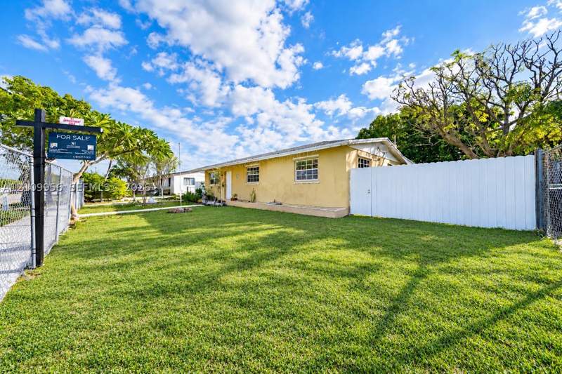 3 bedroom SingleFamilyResidence at 19503 SW 114th Pl, South Miami Heights 1st A, Miami — photo 2