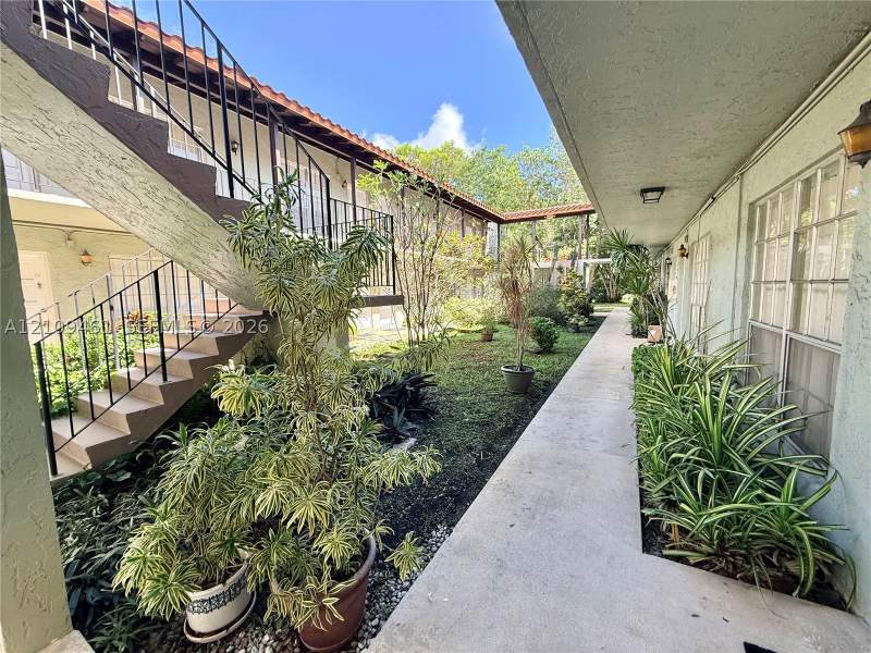1 bedroom Condominium at 10776 N Kendall Dr F11, Spanish Trace Condo, Miami — photo 4