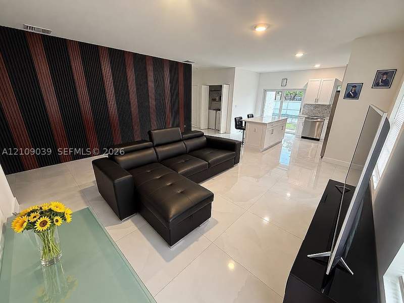 4 bedroom SingleFamilyResidence at 22066 Miami Ave, Realty Sec Corp Addn To G, Miami — photo 2