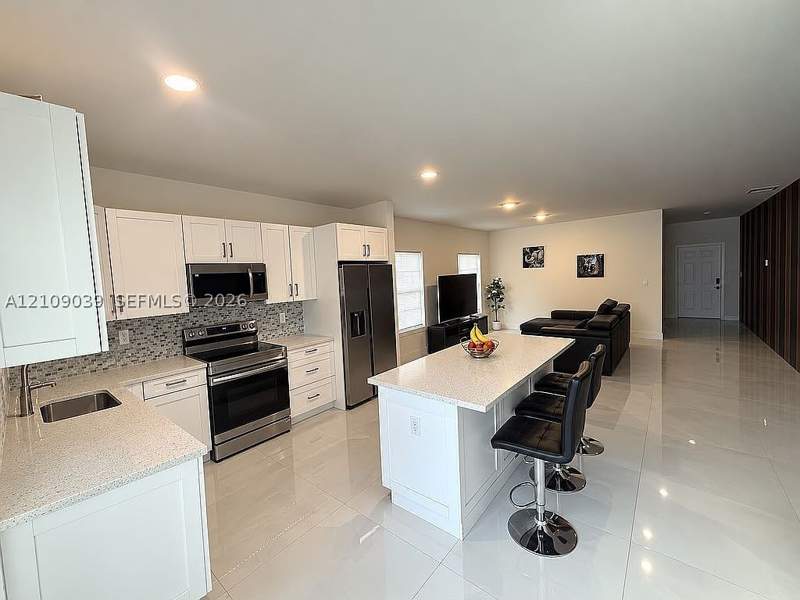 4 bedroom SingleFamilyResidence at 22066 Miami Ave, Realty Sec Corp Addn To G, Miami — photo 3