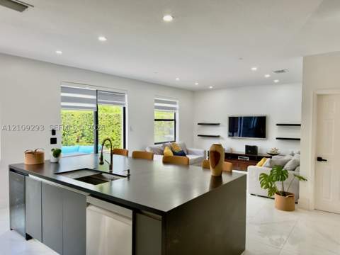 8880 NW 115th Ct, Doral FL - photo 7 of 31