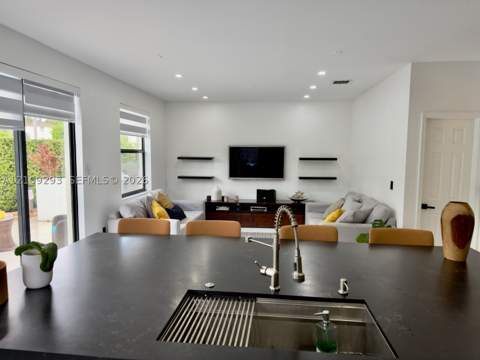 8880 NW 115th Ct, Doral FL - photo 8 of 31