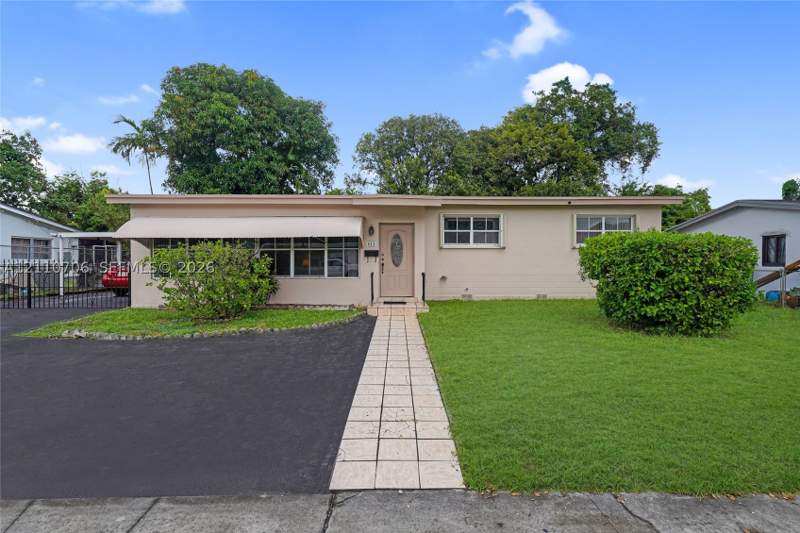 3 bedroom SingleFamilyResidence at 611 NE 177th St, Highland Manor Sec 2, Miami — photo 2