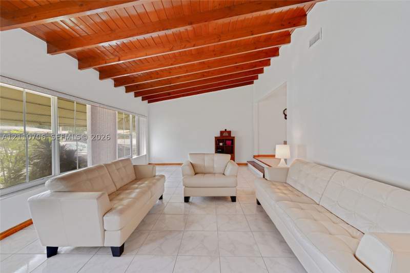 3 bedroom SingleFamilyResidence at 611 NE 177th St, Highland Manor Sec 2, Miami — photo 5