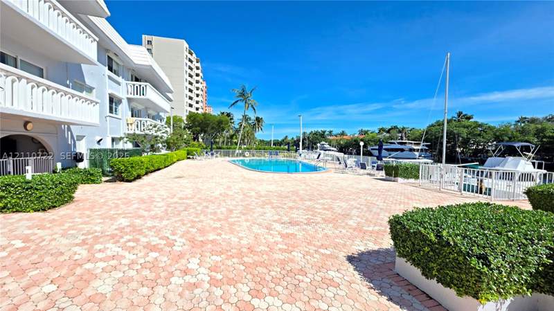 2 bedroom Condominium at 100 Edgewater Dr 115, Waters Edge Of Coral Gabl, Coral Gables — photo 3