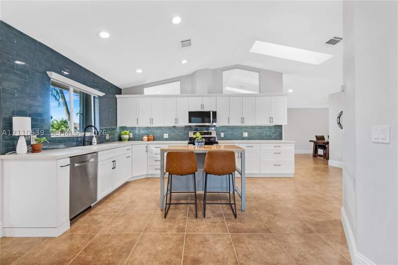 5 bedroom SingleFamilyResidence at 15263 SW 157th Ter, Weitzer Shauna Meadows SE, Miami — photo 2
