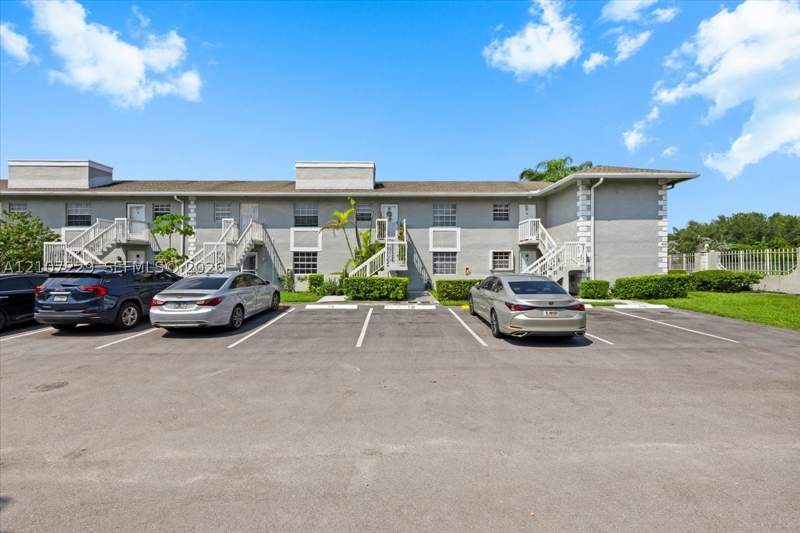 2 bedroom Condominium at 422 NE 210th Cir Ter 205-1, Monterey Village-Two Cond, Miami — photo 2