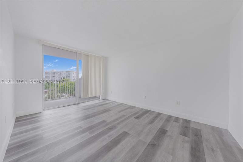 1 bedroom Condominium at 1300 NE Miami Gardens Dr 512E, Wilshire Condo, Miami — photo 4