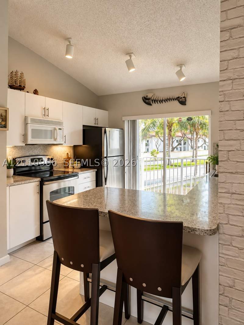 2 bedroom Condominium at 6970 NW 173rd Dr 2102, Lago Del Rey Condo, Hialeah — photo 3