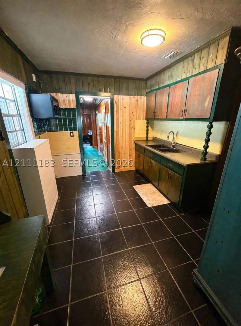 3 bedroom SingleFamilyResidence at 12150 SW 213th Ter, Dixie Pines 2nd Rev, Miami — photo 2