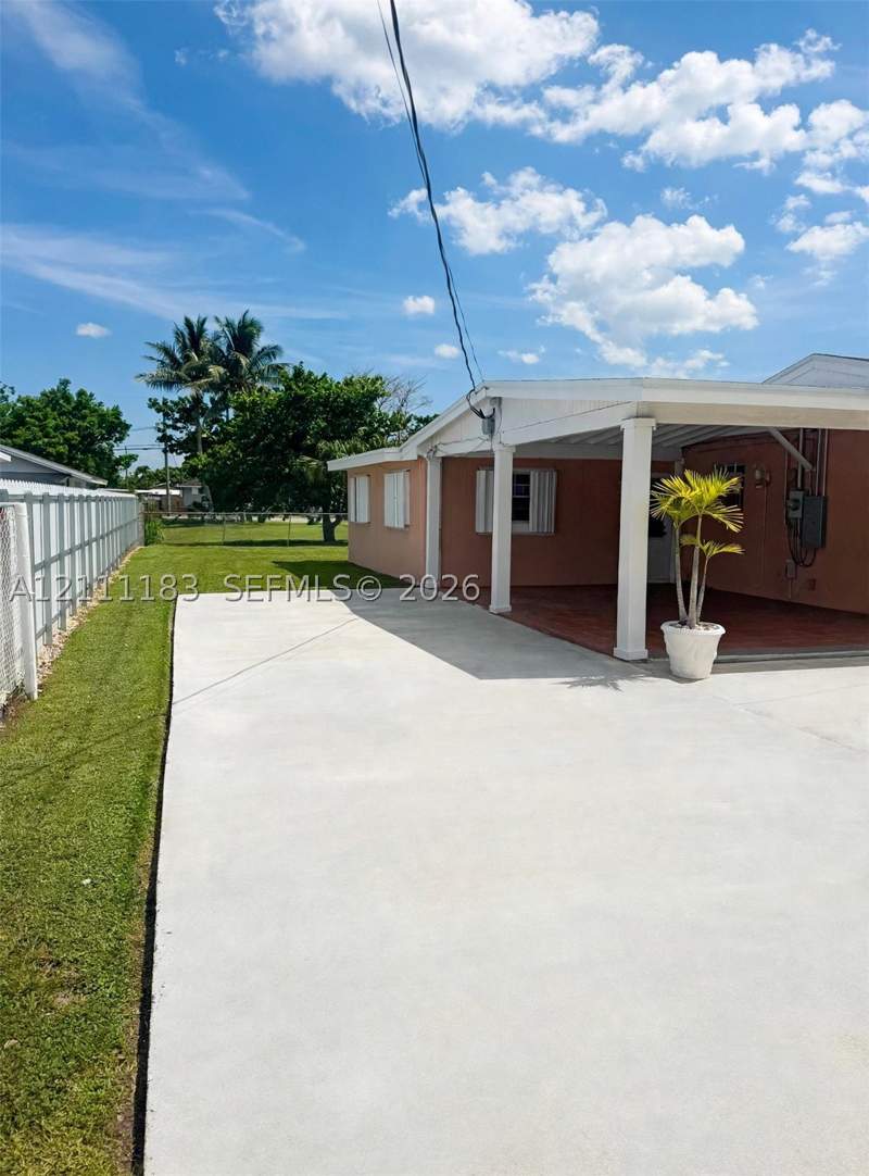 3 bedroom SingleFamilyResidence at 12150 SW 213th Ter, Dixie Pines 2nd Rev, Miami — photo 4