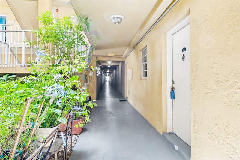 1 bedroom Condominium at 5400 SW 77th Ct 1J, Miller Lake Condo, Miami — photo 2