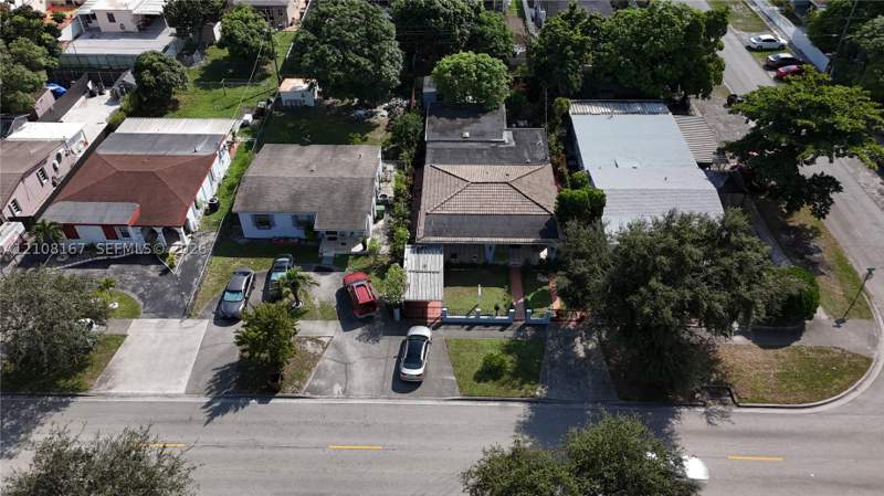 4 bedroom SingleFamilyResidence at 682 W 37th St, 2nd Rev Pl Of Industrial, Hialeah — photo 3