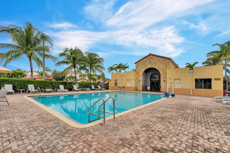 4 bedroom SingleFamilyResidence at 9770 NW 10th St, Fontainebleau West North, Miami — photo 2