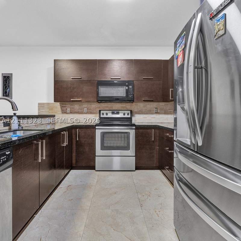 4 bedroom SingleFamilyResidence at 9770 NW 10th St, Fontainebleau West North, Miami — photo 3