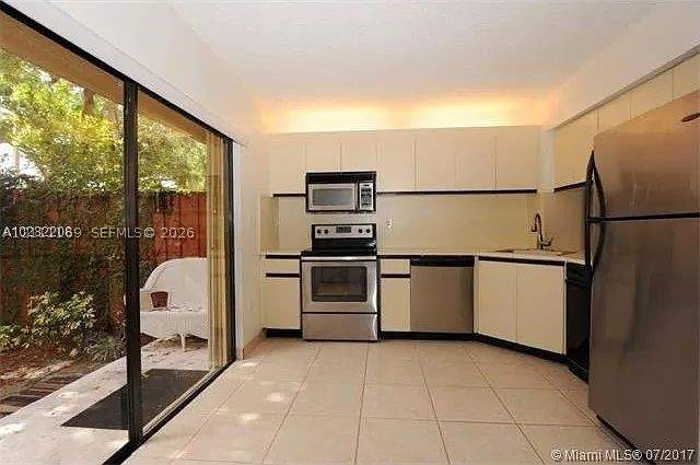 2 bedroom Townhouse at 10068 SW 77th Ct, Dadeland Cove Sec 1, Miami — photo 4