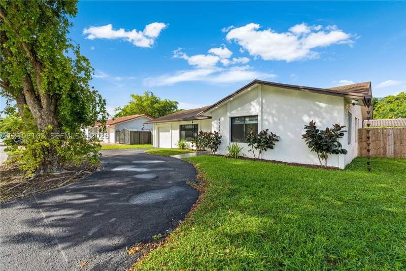 3 bedroom SingleFamilyResidence at 9122 SW 127th Ave, 2nd Addn To Calusa Club E, Miami — photo 2