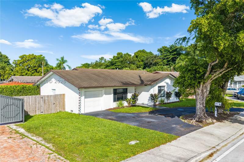 3 bedroom SingleFamilyResidence at 9122 SW 127th Ave, 2nd Addn To Calusa Club E, Miami — photo 3