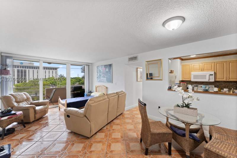 2 bedroom Condominium at 8045 NW 7th St 2402, Belinda Gardens Condo, Miami — photo 4