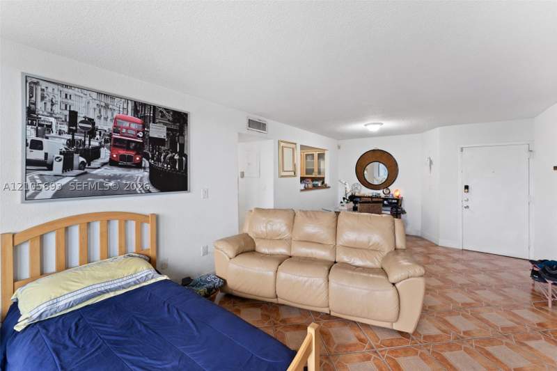2 bedroom Condominium at 8045 NW 7th St 2402, Belinda Gardens Condo, Miami — photo 5