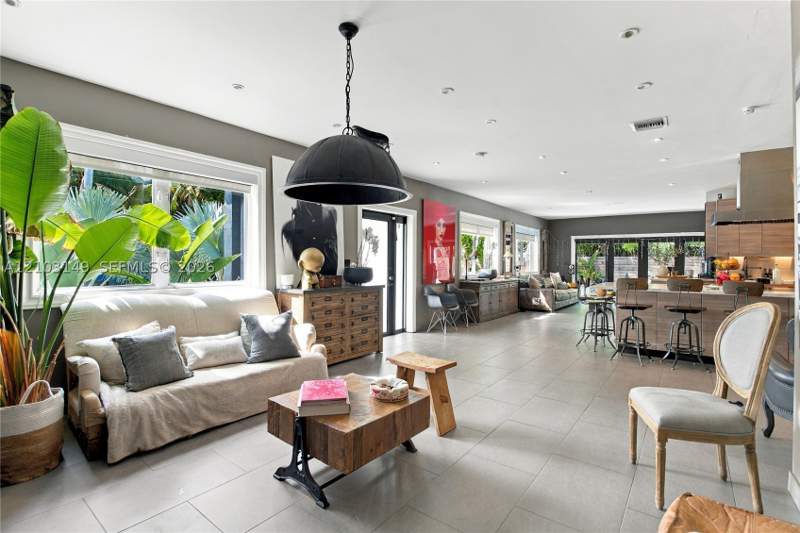 4 bedroom SingleFamilyResidence at 405 W Dilido Dr, Di Lido Island, Miami Beach — photo 2