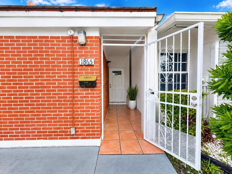 1 bedroom Townhouse at 1865 W 68th, Chambers Land Company Sub, Hialeah — photo 2