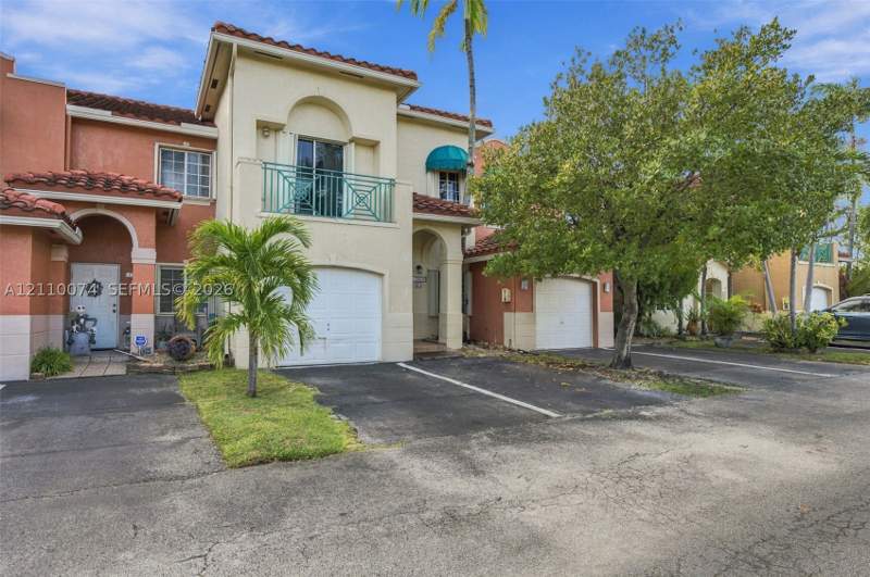 4 bedroom Townhouse at 17370 NW 69th Ct 304, Bonita Golf View Townvill, Hialeah — photo 2