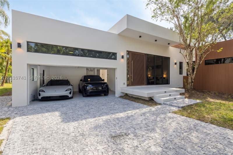 5 bedroom SingleFamilyResidence at 9445 SW 73rd Ave, Highway Sub Amd, Pinecrest — photo 3