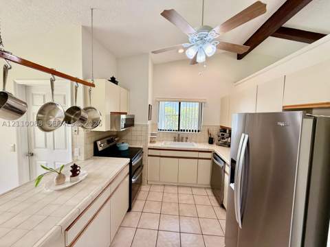 9334 SW 171st Ter, Palmetto Bay FL - photo 6 of 23