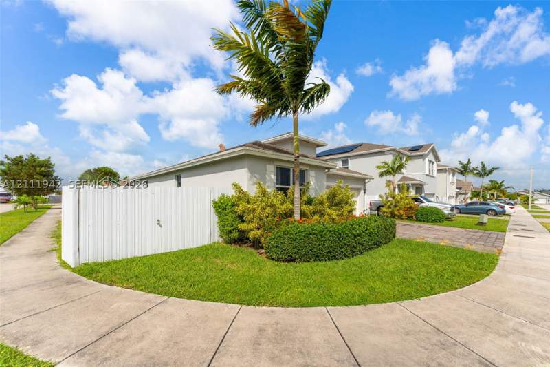 4 bedroom SingleFamilyResidence at 27364 SW 132nd Pl, A H At Turnpike South Sec, Miami — photo 3