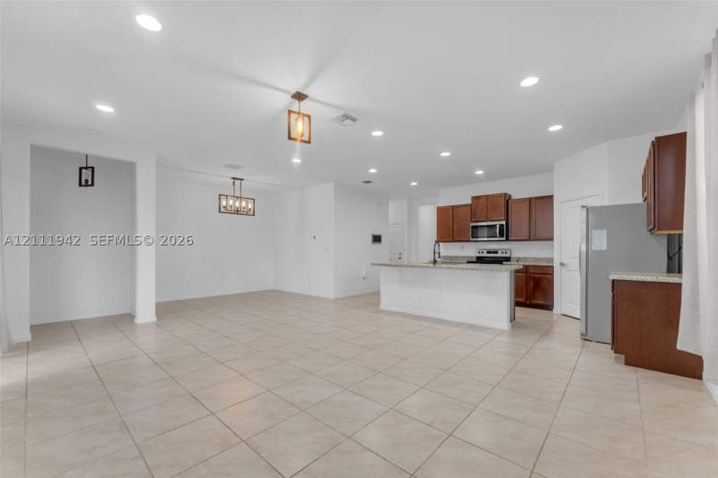 4 bedroom SingleFamilyResidence at 27364 SW 132nd Pl, A H At Turnpike South Sec, Miami — photo 4