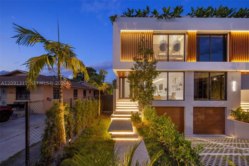 4 bedroom Condominium at 2753 SW 23rd Ter, Amnd Miami Suburban Acres, Miami — photo 2