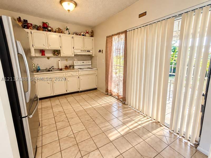 2 bedroom SingleFamilyResidence at 2445 SW 19th St, Silver Belle, Miami — photo 4