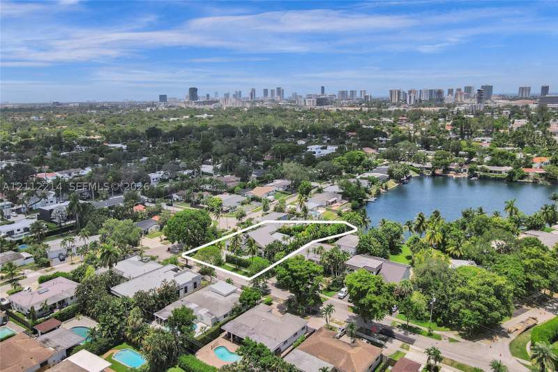 8 bedroom SingleFamilyResidence at 19651 NE 19th Pl, Sky Lake, North Miami Beach — photo 3