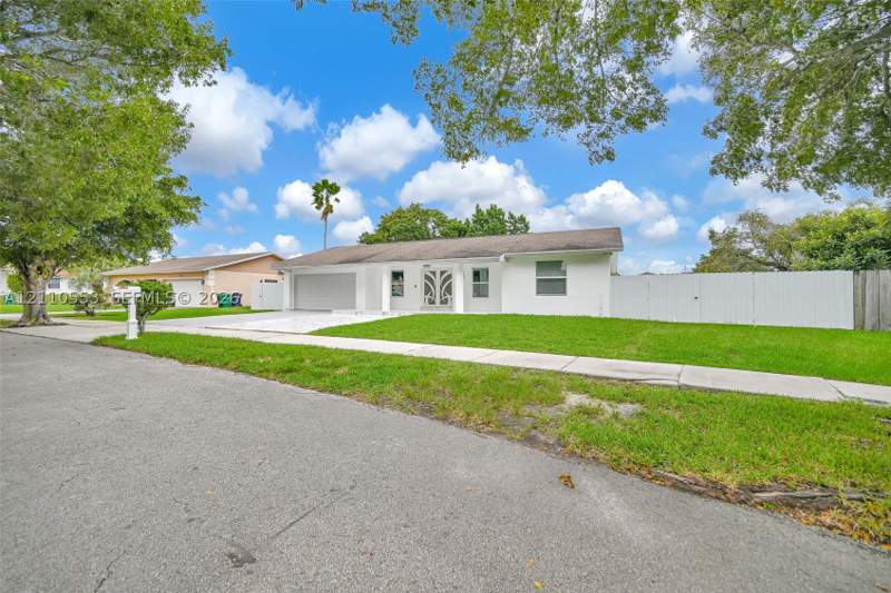 5 bedroom SingleFamilyResidence at 16611 SW 108th Ct, El Alamo Sub, Miami — photo 2
