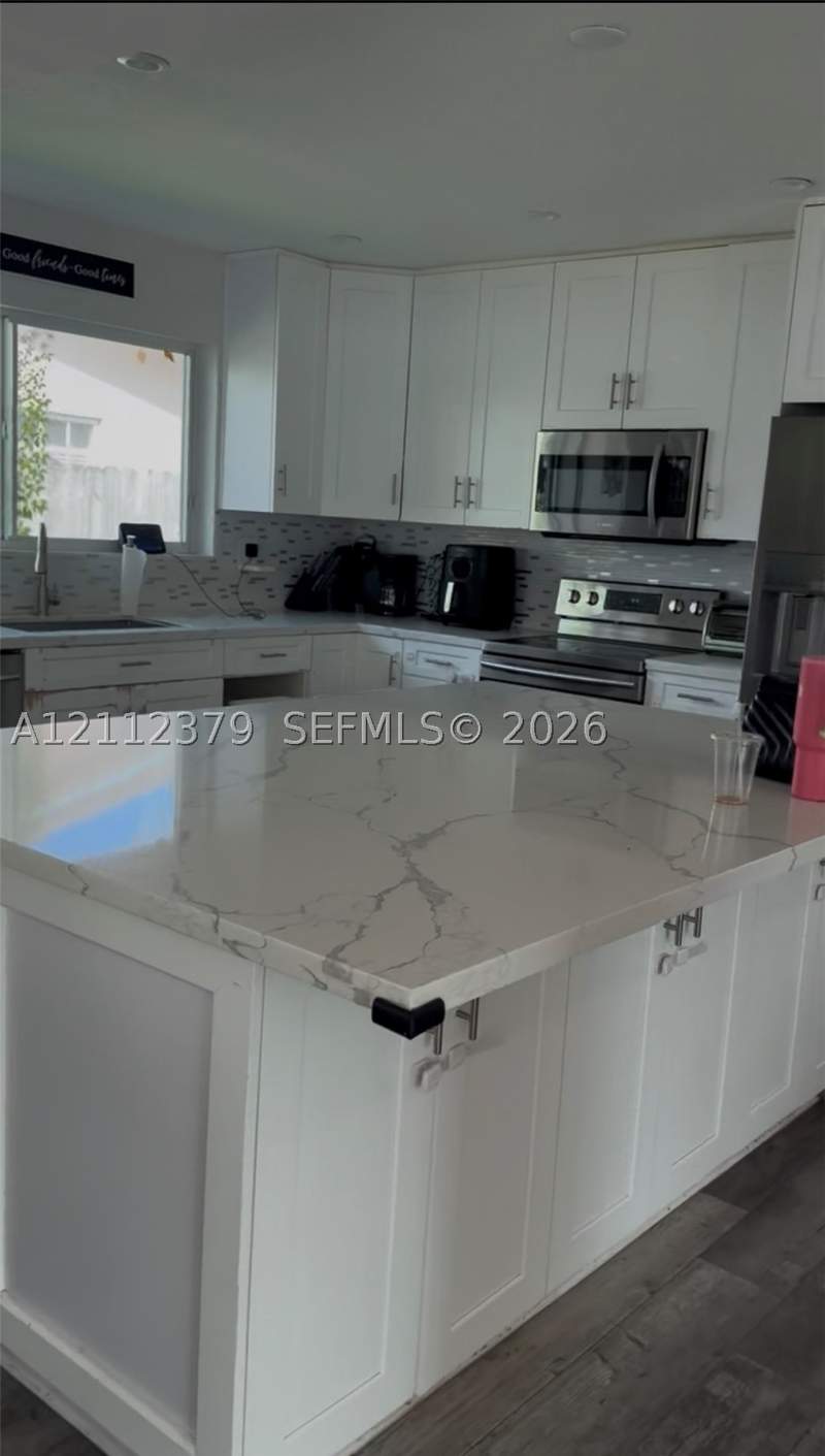 4 bedroom SingleFamilyResidence at 19600 NE 18th Pl, Greyknoll Estates, Miami — photo 4