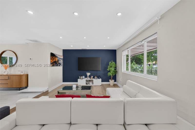 6 bedroom SingleFamilyResidence at 2700 SW 96th Ave, Coral Gardens, Miami — photo 2