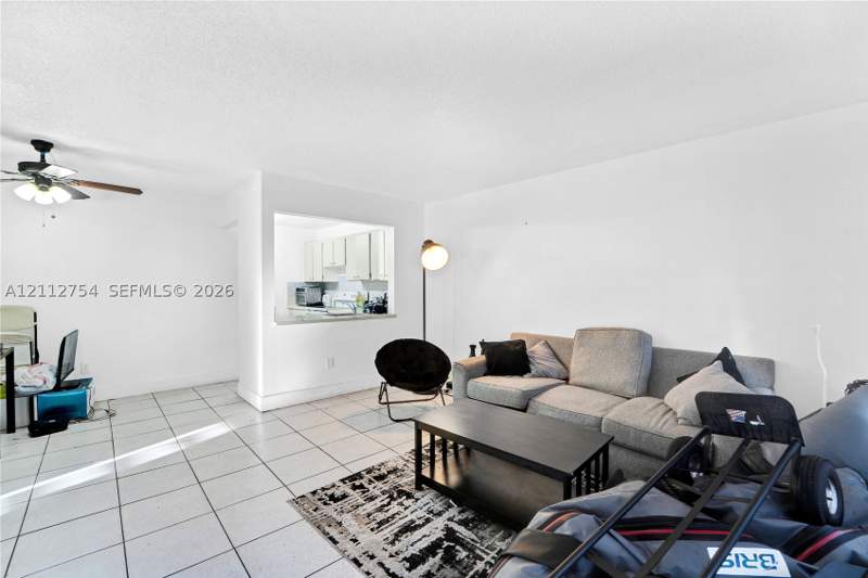 2 bedroom Condominium at 2570 W 67th Pl 14-2, Lago Grande One Condo, Hialeah — photo 3