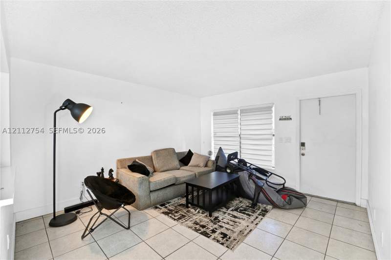 2 bedroom Condominium at 2570 W 67th Pl 14-2, Lago Grande One Condo, Hialeah — photo 4