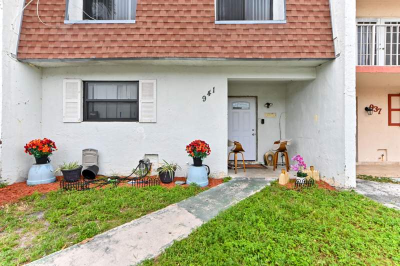 3 bedroom Townhouse at 941 W 80th Place, Bradley Estates, Hialeah — photo 2